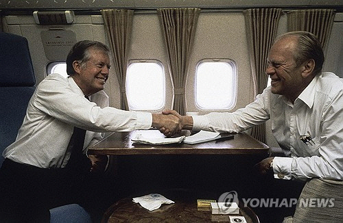 대통령 전용기를 함께 탄 지미 카터(좌측)와 제럴드 포드(우측) 전 대통령. [AP=연합뉴스]